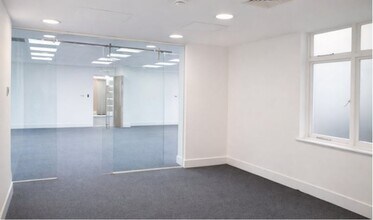 15-17 Grosvenor Gdns, London to rent Interior Photo- Image 2 of 4