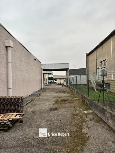 Light Industrial in Corbas to rent - Building Photo - Image 2 of 6