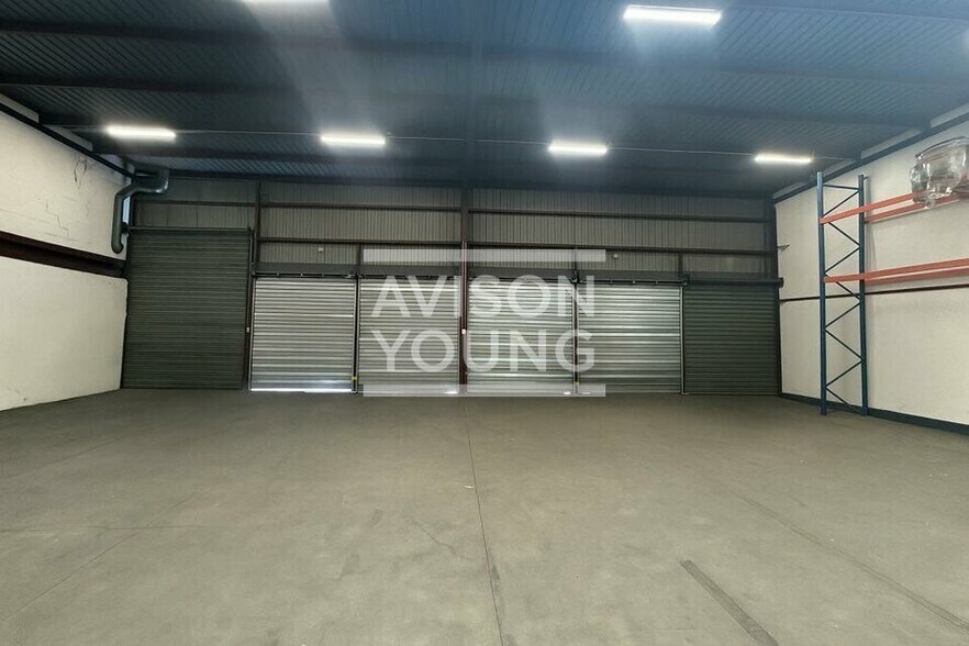 Light Industrial in Villeneuve La Garenne to rent - Interior Photo - Image 1 of 4