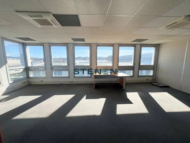 Office in Aix-en-Provence to rent - Interior Photo - Image 2 of 3