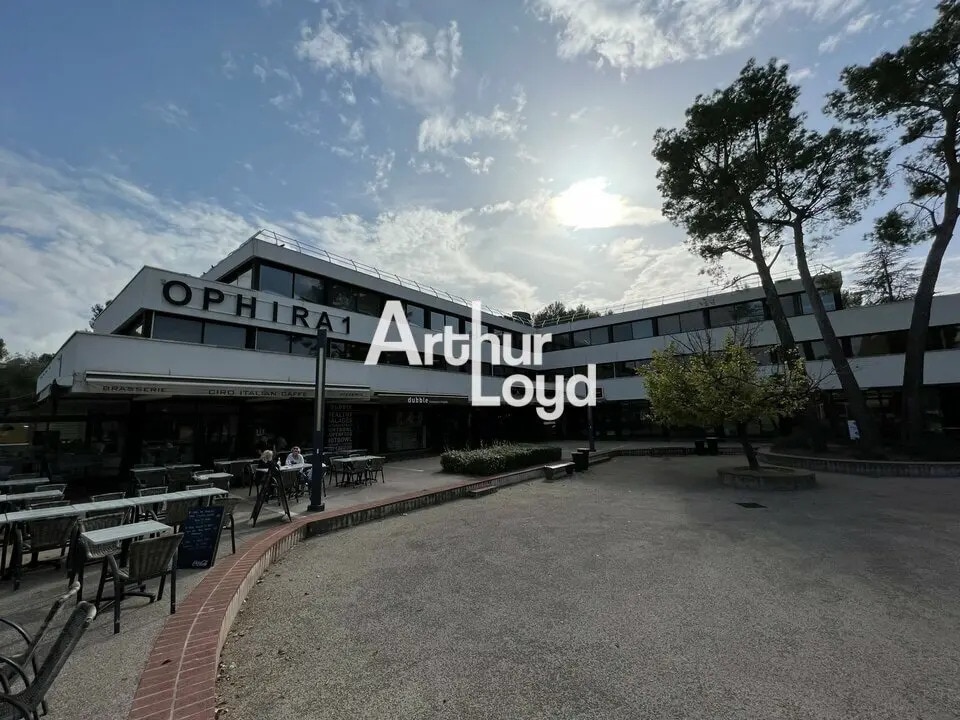 Vente Bureaux 181 m² - Photo 1