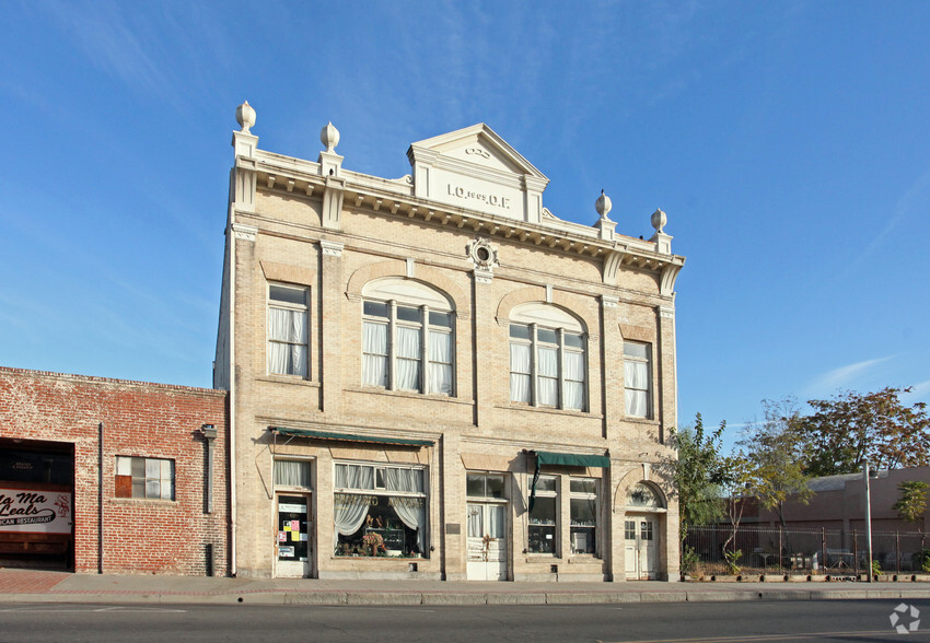 108-112 E 8th St, Hanford, CA for sale - Building Photo - Image 2 of 11