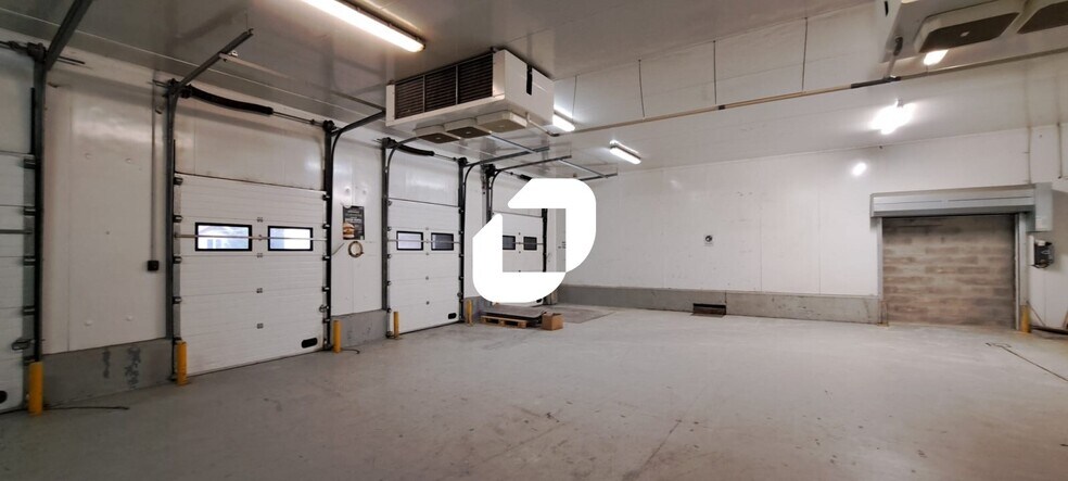 Industrial in Montreuil for sale - Interior Photo - Image 2 of 7