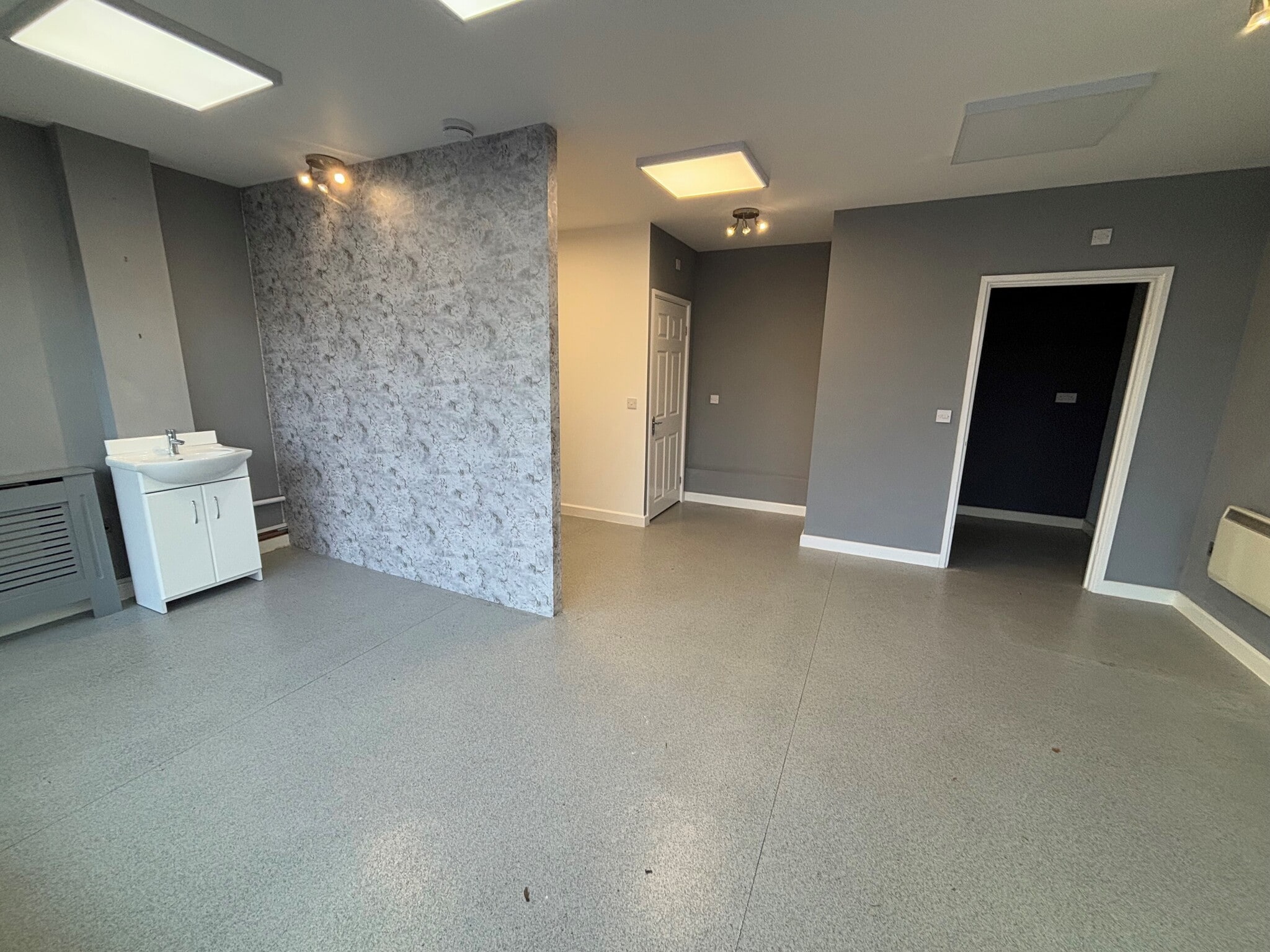 29-33 Portfields Rd, Newport Pagnell to rent Interior Photo- Image 1 of 6