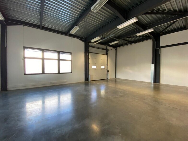 Light Industrial in Dardilly to rent - Interior Photo - Image 3 of 8
