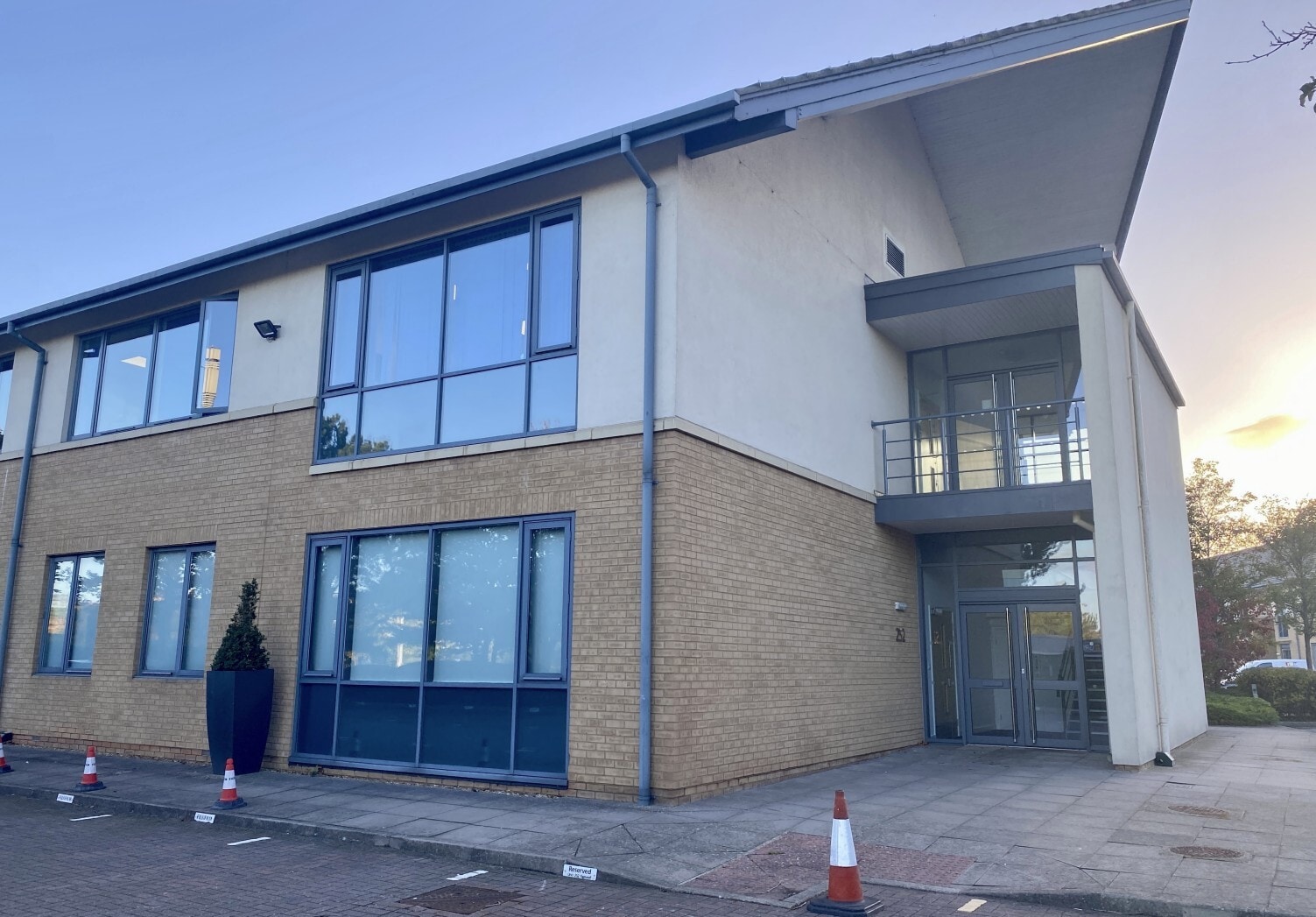 251-252 Capability Green, Luton to rent Building Photo- Image 1 of 2