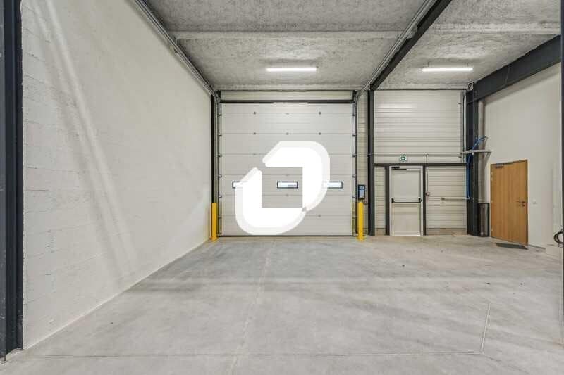Light Industrial in Osny to rent - Interior Photo - Image 2 of 26