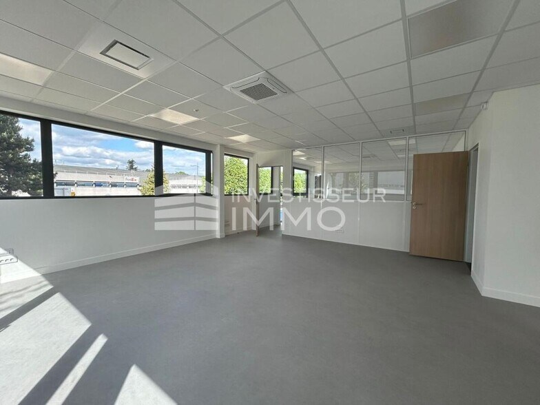 Office in Le Mesnil-Amelot to rent - Interior Photo - Image 3 of 5