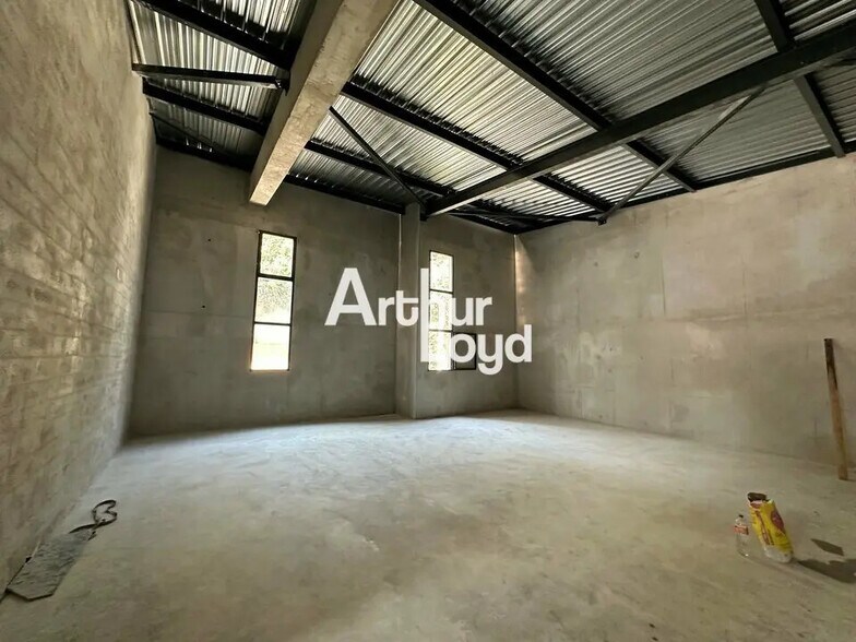 Light Industrial in Nice for sale - Interior Photo - Image 2 of 3