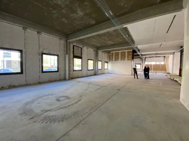Light Industrial in Limonest to rent - Interior Photo - Image 3 of 9