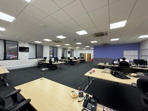 Leatherhead Rd, Chessington to rent Interior Photo- Image 2 of 6