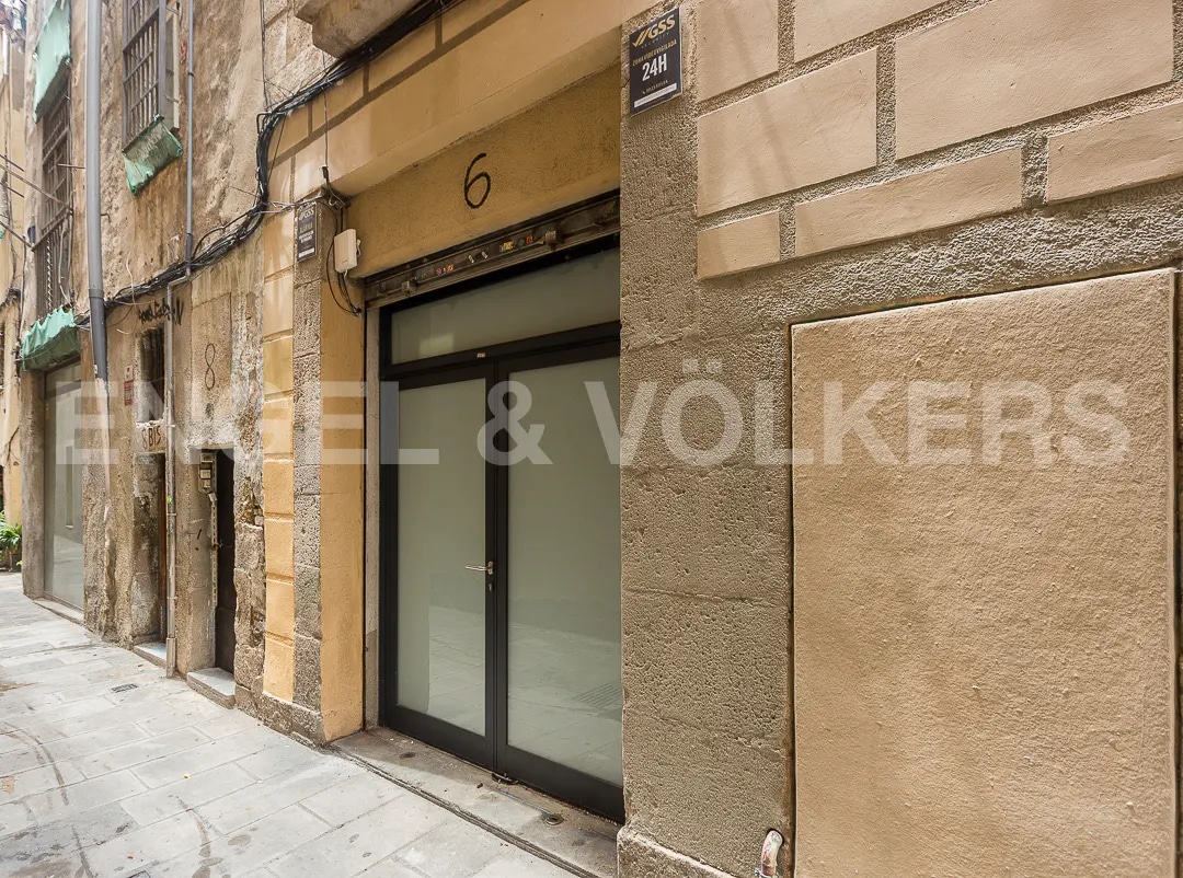 Barcelona, BAR 08003 - Unit - - - Interior Photo - Image 2 of 12