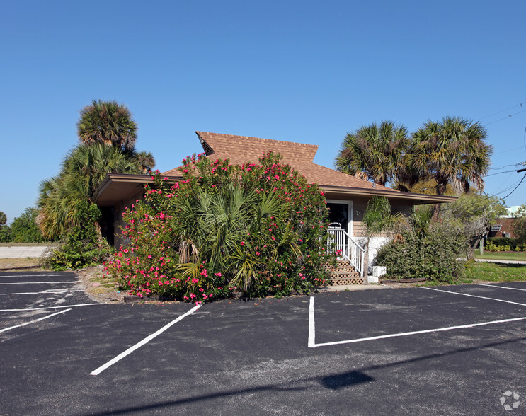 1675 N Atlantic Ave, Cocoa Beach, FL for rent - Building Photo - Image 3 of 12