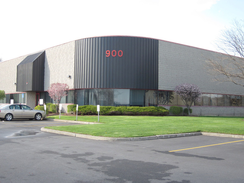 900 Corporate Blvd, Newburgh, NY for rent - Building Photo - Image 2 of 18