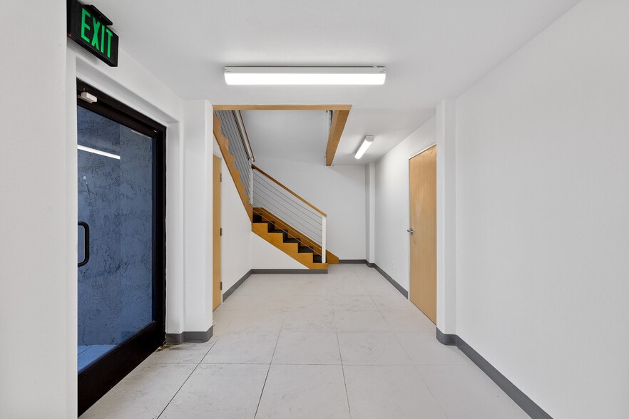 18536 Oxnard St, Tarzana, CA for sale - Interior Photo - Image 2 of 45