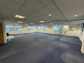37 Greenham Business Park, Thatcham to rent Interior Photo- Image 1 of 4