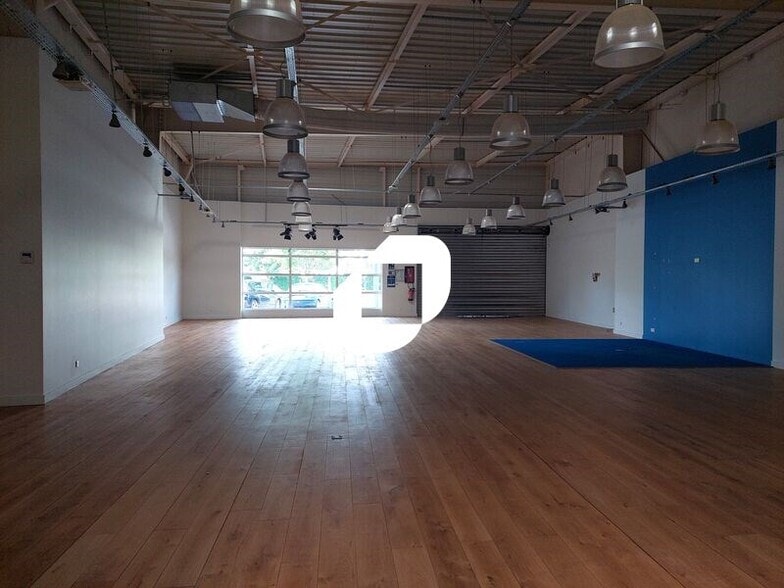 Retail in Maurepas to rent - Building Photo - Image 2 of 6