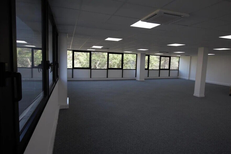 Office in Valbonne to rent - Interior Photo - Image 2 of 4
