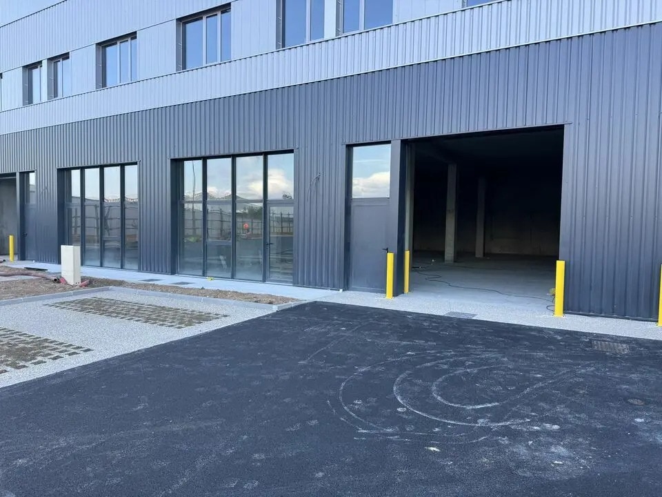 Location Entrepôt 277 m² - Photo 1
