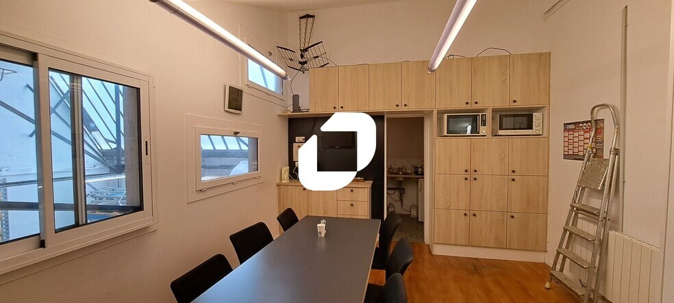 Light Industrial in Pantin to rent - Interior Photo - Image 2 of 7