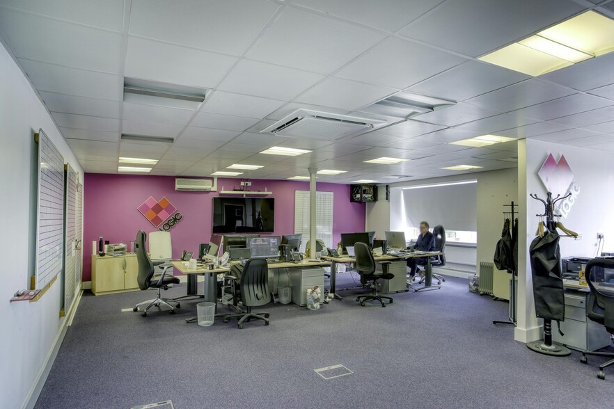 43-47 High St, Cobham for sale - Interior Photo - Image 2 of 6