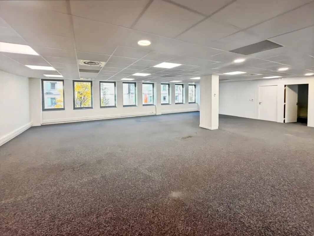 Office in Clichy to rent Building Photo- Image 1 of 8