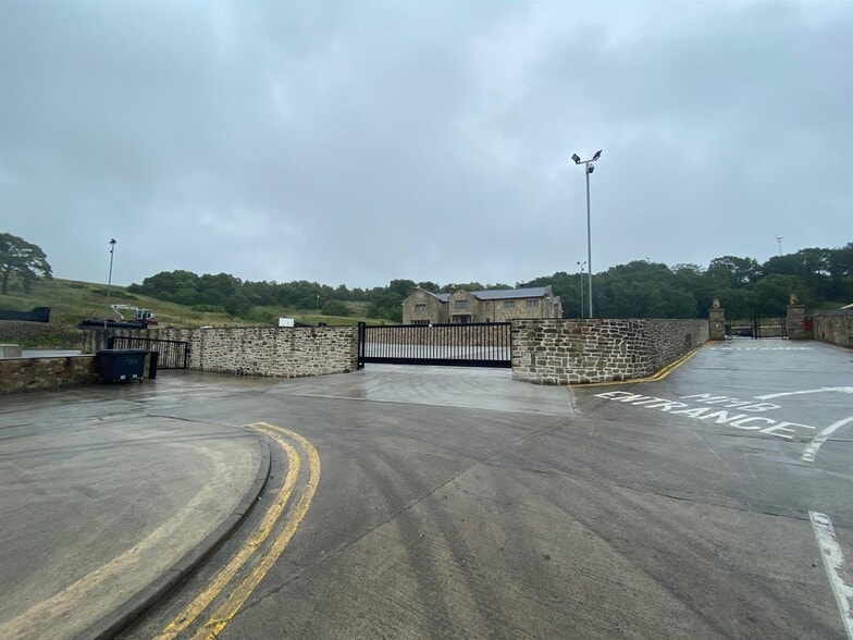 Whalley Rd, Wilpshire to rent - Primary Photo - Image 1 of 6