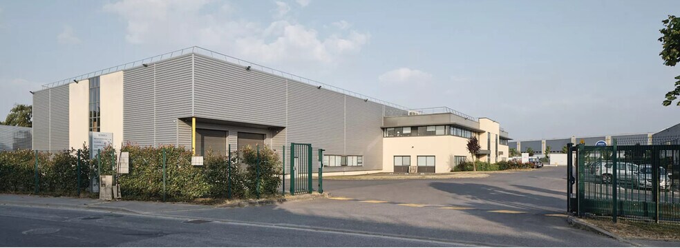 Industrial in Le Mesnil-Amelot to rent - Building Photo - Image 1 of 14