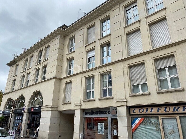 12 Rue Du 8 Mai 1945, Poissy for sale - Building Photo - Image 1 of 11