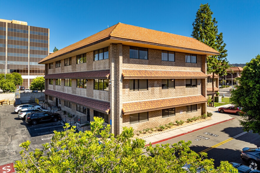 18411 Clark St, Tarzana, CA to rent - Building Photo - Image 3 of 6