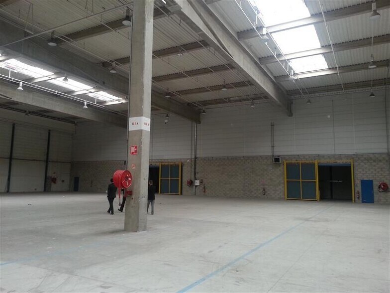Industrial in Lognes to rent - Building Photo - Image 2 of 11