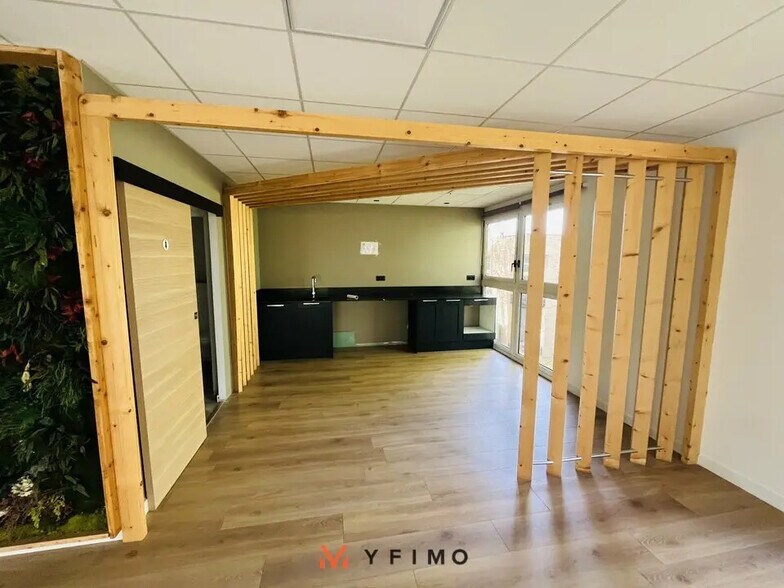 Light Industrial in Montigny-le-Bretonneux to rent - Building Photo - Image 3 of 6