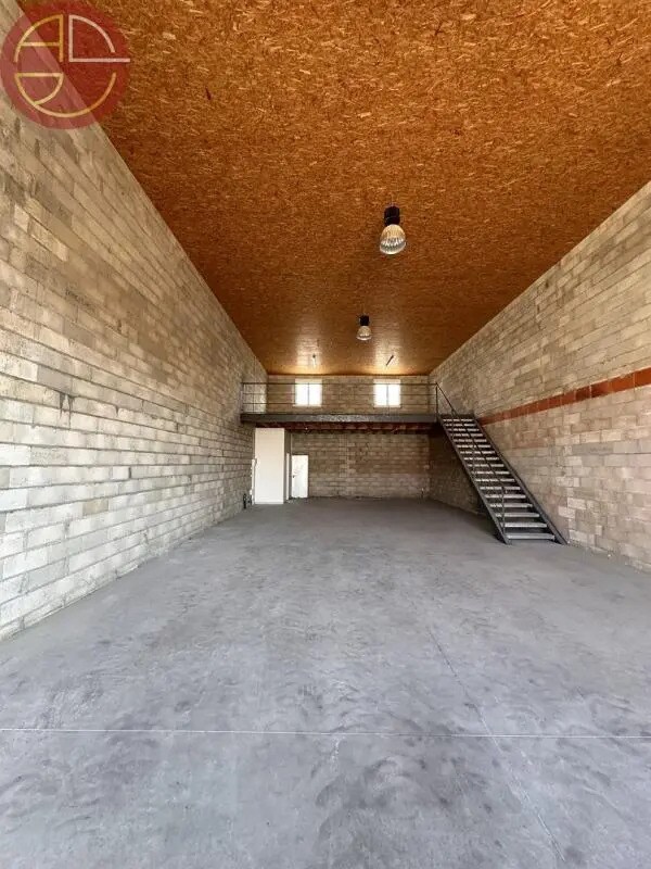 Location Entrepôt 564 m² - Photo 1