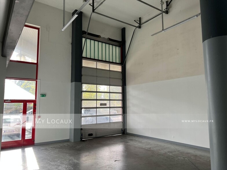 12 Chemin Du Moulin Basset, Saint-Denis to rent - Interior Photo - Image 3 of 3