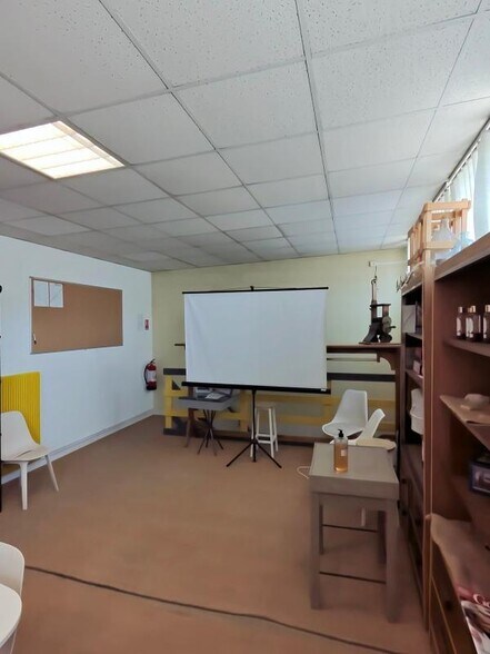 Industrial in Aubagne to rent - Building Photo - Image 3 of 6