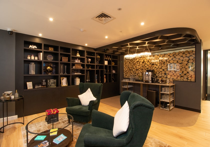 5 Jewry St, London to rent - Interior Photo - Image 2 of 10