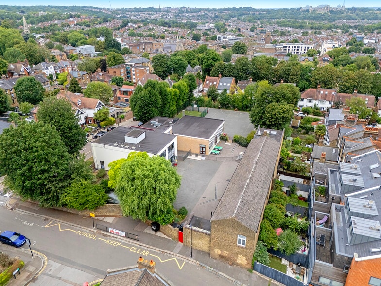 6A Oakington Way, London to rent - Aerial - Image 3 of 9