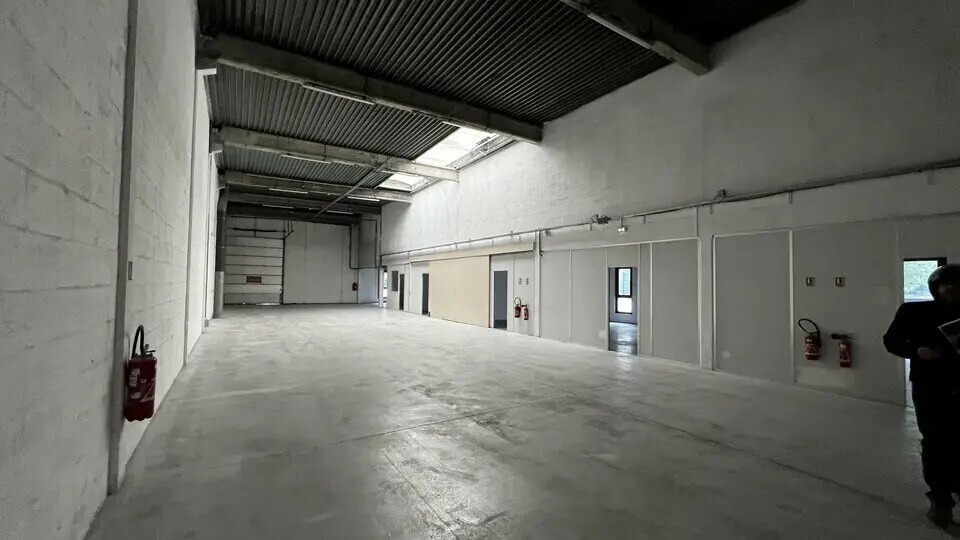 Light Industrial in Éragny to rent - Interior Photo - Image 2 of 9