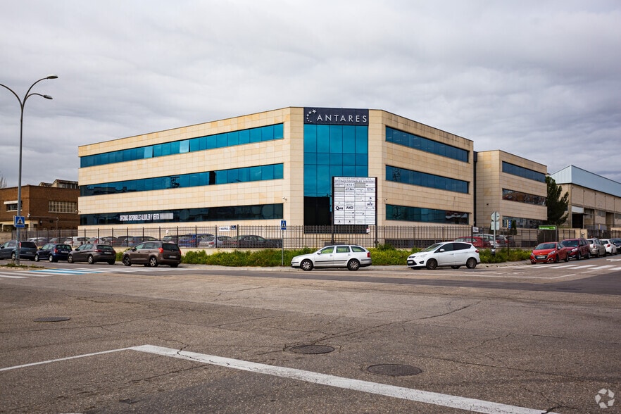 Calle Industrias, 4, Alcorcón, Madrid to rent - Primary Photo - Image 1 of 6