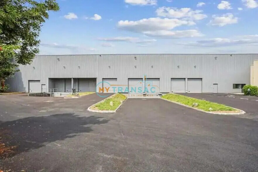 Industrial in Lisses to rent - Primary Photo - Image 1 of 17