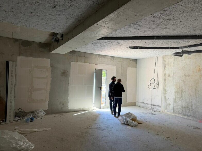 Retail in Noisy-le-Grand to rent - Interior Photo - Image 2 of 7