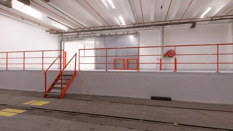 Industrial in Paris to rent - Building Photo - Image 1 of 16