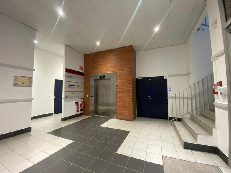 Light Industrial in Chevilly-Larue to rent - Lobby - Image 2 of 3