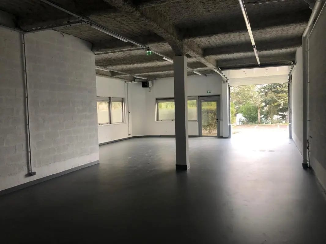 Light Industrial in Les Ulis to rent Interior Photo- Image 1 of 3