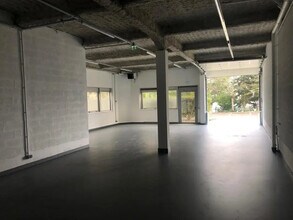 Light Industrial in Les Ulis to rent Interior Photo- Image 1 of 3