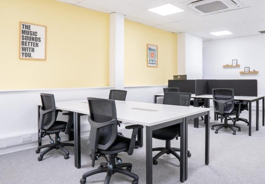 2 Coal Rd, Leeds to rent - Building Photo - Image 2 of 4