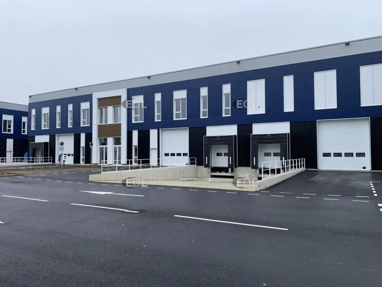 Light Industrial in Moissy-Cramayel to rent - Building Photo - Image 1 of 9