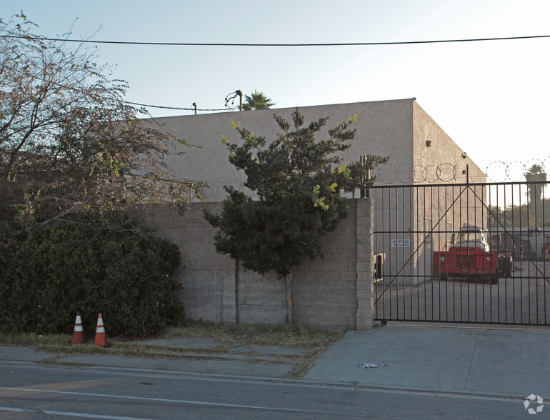 1136 S Santa Fe Ave, Compton, CA for rent - Building Photo - Image 3 of 7