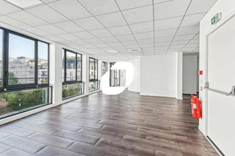Office in Courbevoie to rent - Building Photo - Image 3 of 22