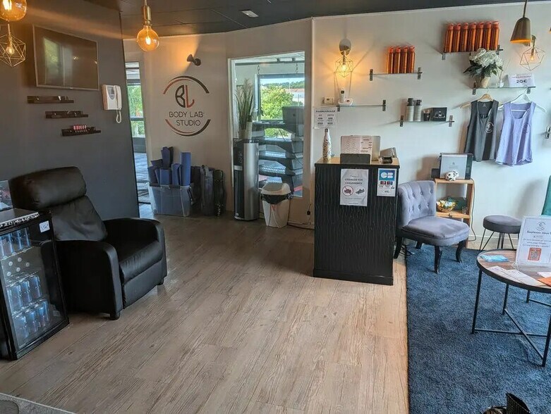 185 Rue Corindon, Éguilles to rent - Building Photo - Image 3 of 12